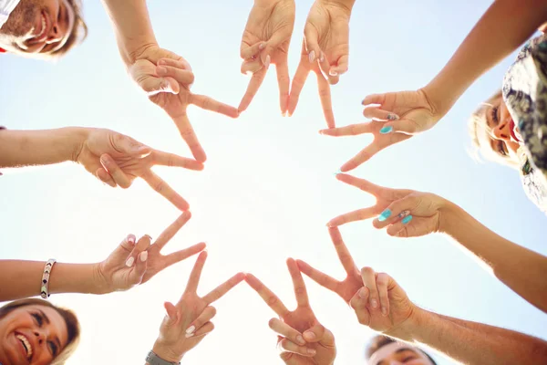 Grupo de amigos se divertindo juntos — Fotografia de Stock