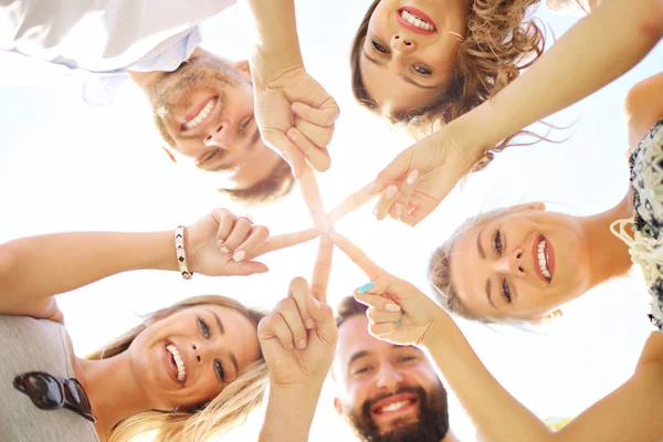 Arkadaş grubu birlikte eğleniyor 