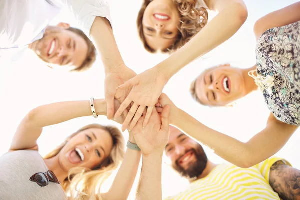 Grupo de amigos divirtiéndose juntos — Foto de Stock