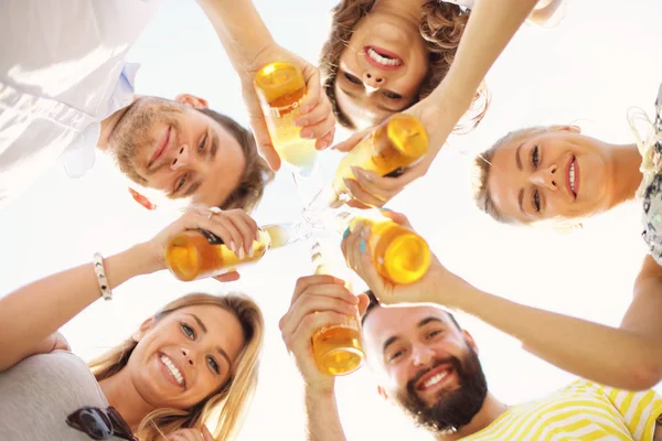 Grupo de jóvenes animando — Foto de Stock