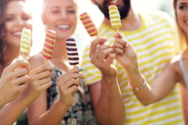 Grupo de amigos comiendo helado — Foto de Stock