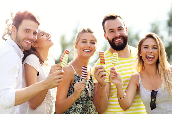 Група друзів їдять морозиво — стокове фото