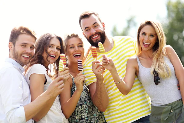 Groep vrienden eten van ijs — Stockfoto