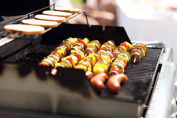 Freunde feiern Grillparty — Stockfoto