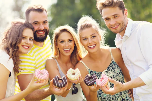 Çörek açık havada yemek arkadaş grubu