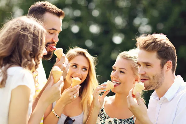 Groep vrienden eten van ijs — Stockfoto