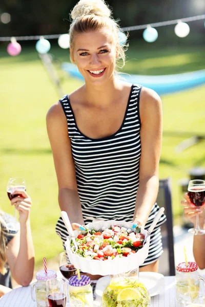 Vrienden hebben barbecuefeest — Stockfoto