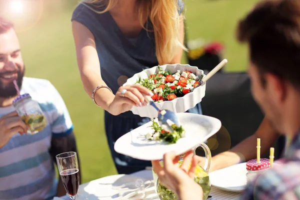 Freunde feiern Grillparty — Stockfoto