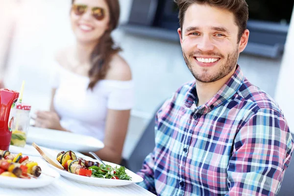 Vänner som har grillfest — Stockfoto