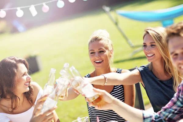 Vänner som har grillfest — Stockfoto