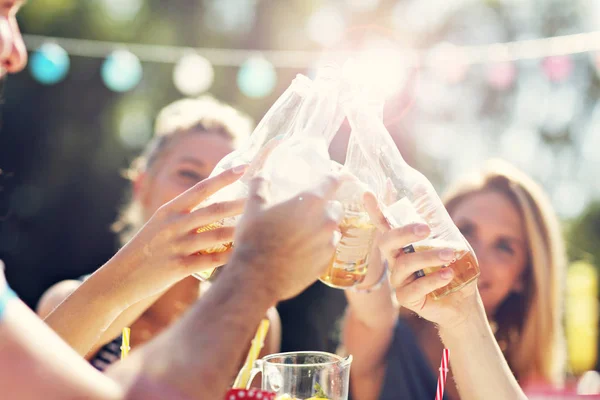 Vänner som har grillfest — Stockfoto