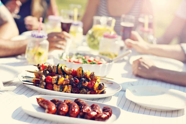 Vänner som har grillfest — Stockfoto