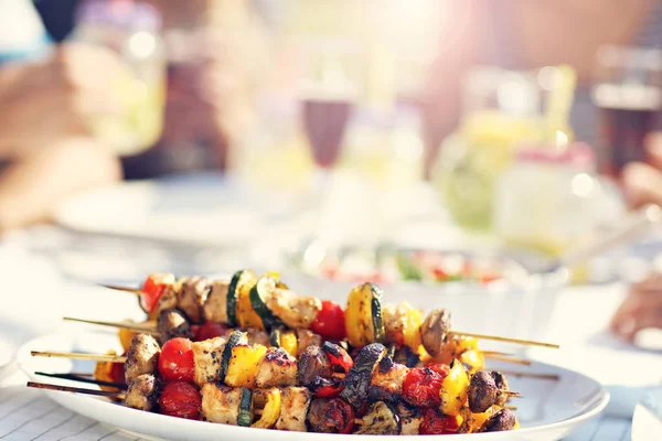 Arkadaşlar barbekü partisi veriyor.