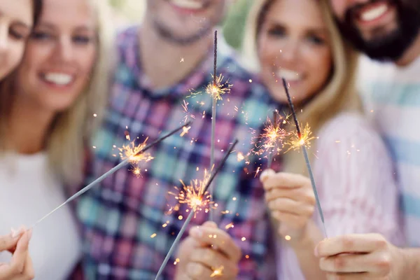 Grupo de amigos divirtiéndose — Foto de Stock