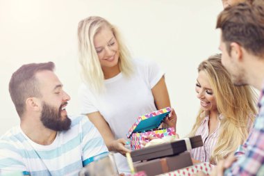  arkadaşlar eğlenmeye doğum günü partisinde