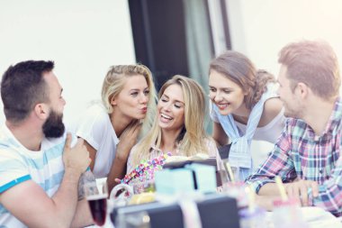 arkadaşlar eğlenmeye doğum günü partisinde