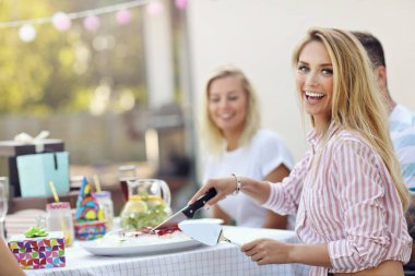 arkadaşlar eğlenmeye doğum günü partisinde