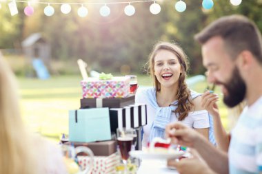  arkadaşlar eğlenmeye doğum günü partisinde