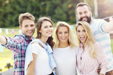 arkadaşlar eğlenmeye doğum günü partisinde