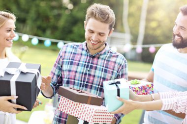 arkadaşlar eğlenmeye doğum günü partisinde