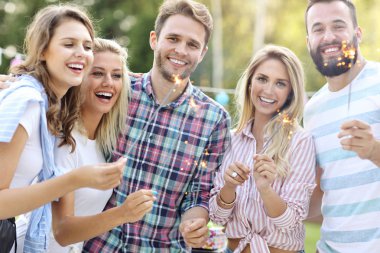 havai fişekleri ile eğleniyor arkadaşlar