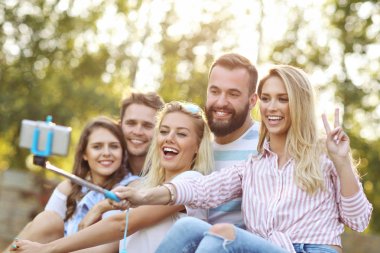 arkadaşlar açık havada selfie alarak