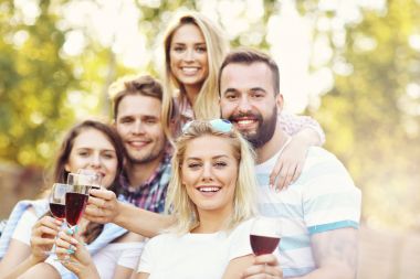 Arkadaşlar barbekü partisi veriyor.