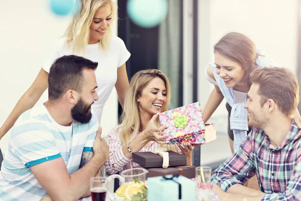 Amigos se divertindo na festa de aniversário — Fotografia de Stock