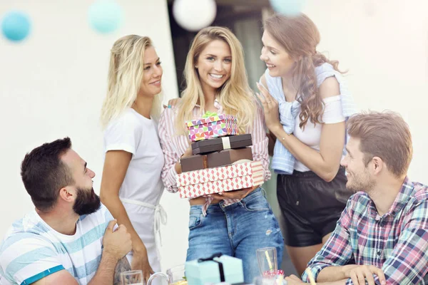 Vänner att ha kul på födelsedagsfest — Stockfoto
