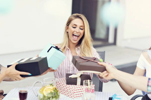 Vänner att ha kul på födelsedagsfest — Stockfoto