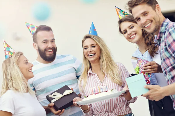 Друзі розважаються на вечірці на день народження — стокове фото