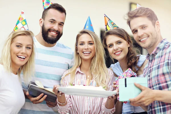 Vrienden plezier op verjaardagsfeestje — Stockfoto