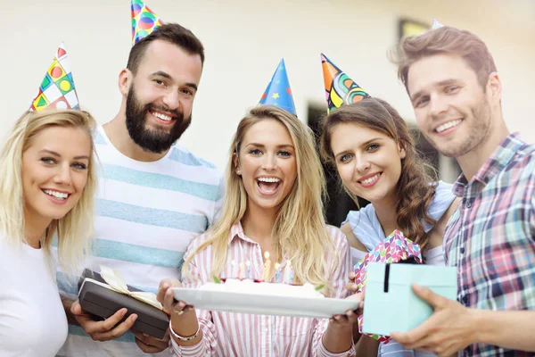 Vrienden plezier op verjaardagsfeestje — Stockfoto