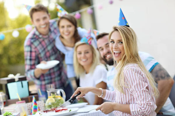 Vänner att ha kul på födelsedagsfest — Stockfoto