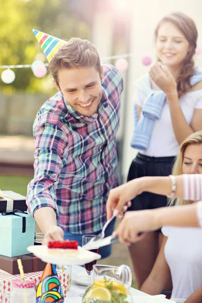 Vänner att ha kul på födelsedagsfest — Stockfoto