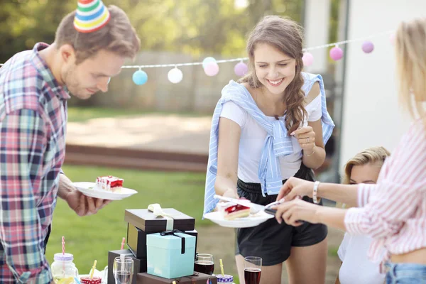 Vänner att ha kul på födelsedagsfest — Stockfoto