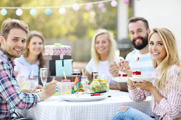 Vänner att ha kul på födelsedagsfest — Stockfoto