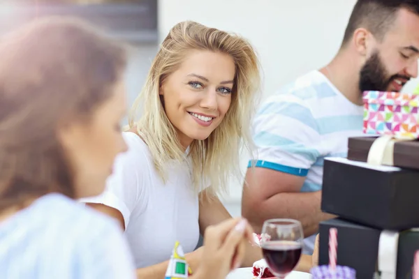 Venner som har det gøy på bursdagsfesten – stockfoto