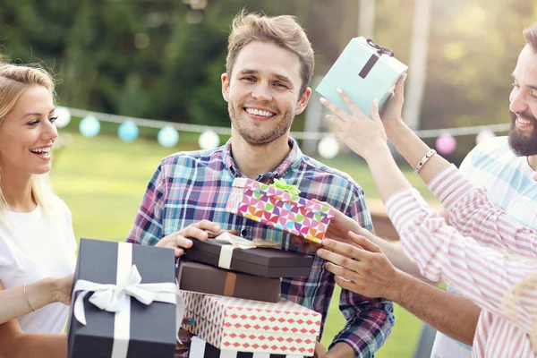 Amici che si divertono alla festa di compleanno — Foto Stock