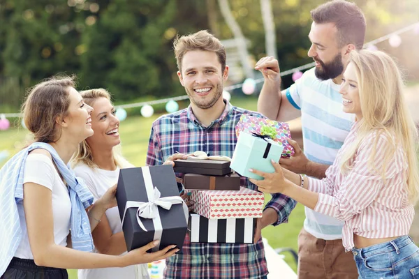 Vänner att ha kul på födelsedagsfest — Stockfoto