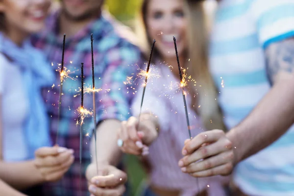 Amigos se divertindo com sparklers — Fotografia de Stock