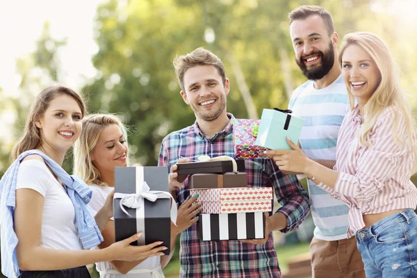 Amigos divirtiéndose en fiesta de cumpleaños — Foto de Stock