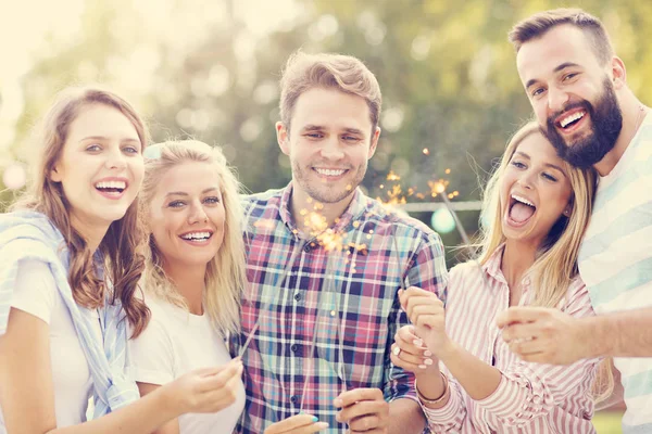 Amigos divirtiéndose con bengalas — Foto de Stock