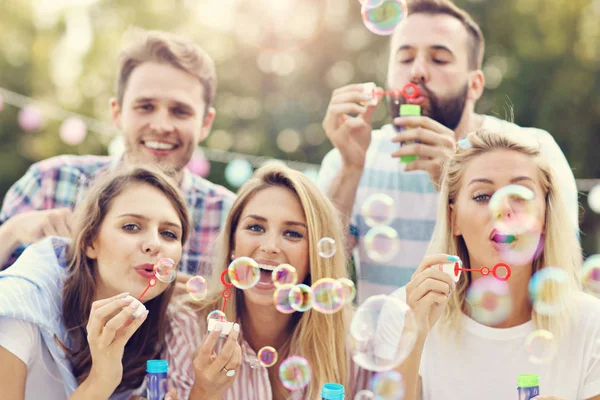 Amigos soplando burbujas al aire libre —  Fotos de Stock