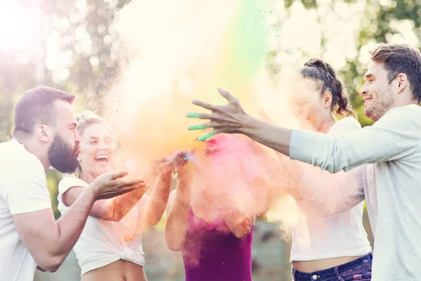 Amigos divirtiéndose en el festival de color — Foto de Stock