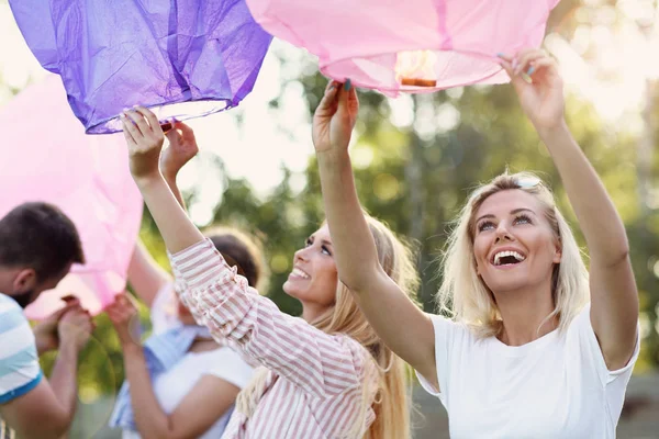 Çin fenerler yüzer arkadaşlar