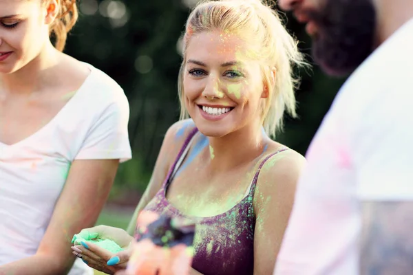 Přátel, baví na festival barev — Stock fotografie