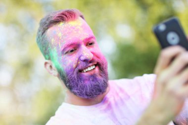 Renk Festivali'nde eğleniyor arkadaş grubu