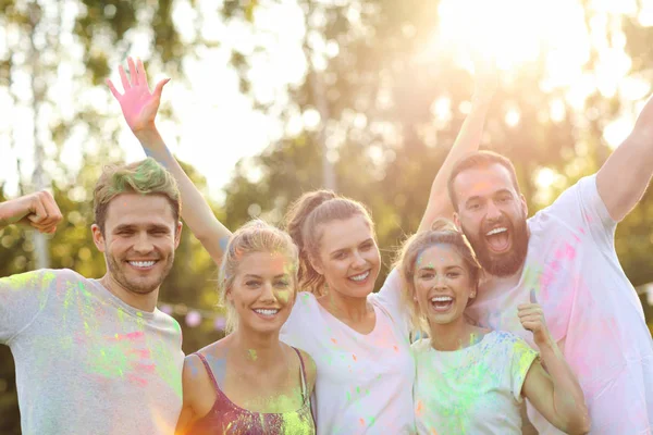 Grupo de amigos divirtiéndose en el festival de color — Foto de Stock