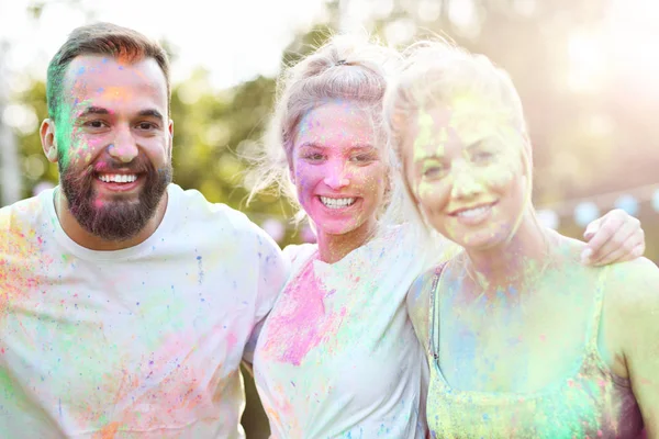 Grupo de amigos divirtiéndose en el festival de color — Foto de Stock
